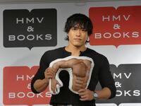 「筋肉クッション」をアピールする中務裕太