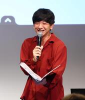 ＭＣで盛り上げるパンサー・向井慧（撮影・石井剣太郎）