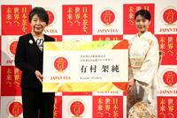 上川陽子氏（左）から応援アンバサダーを委嘱される有村架純（撮影・石井剣太郎）