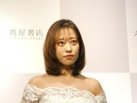 ウエディングドレス姿で登場した小田さくら
