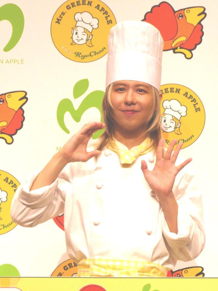 撮影に応じる藤澤涼架