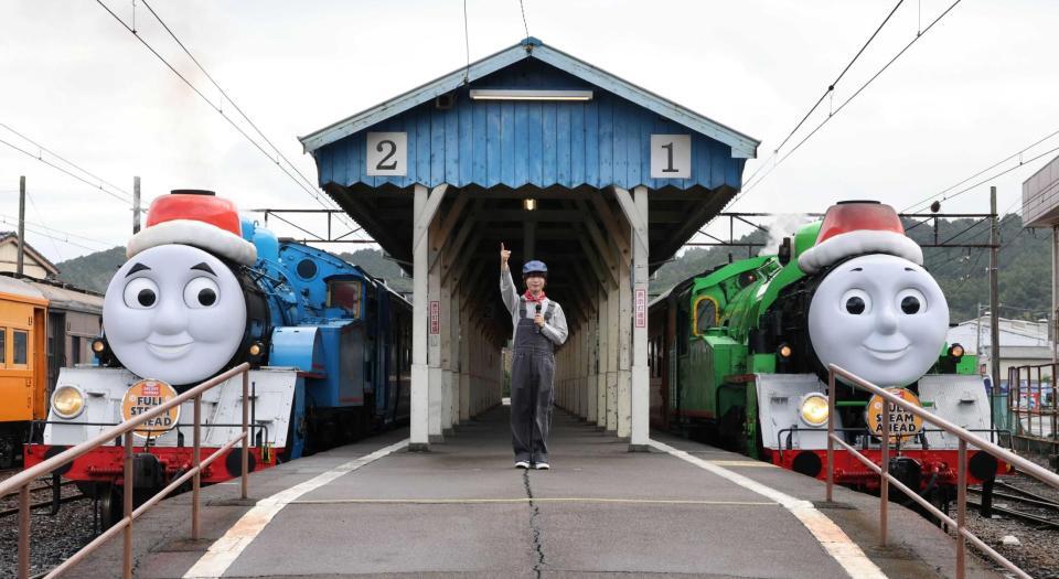 きかんしゃトーマス号（左）、きかんしゃパーシー号（右）とともに記念撮影する大西流星　©２０２６　Ｇｕｌｌａｎｅ（Ｔｈｏｍａｓ）Ｌｉｍｉｔｅｄ．