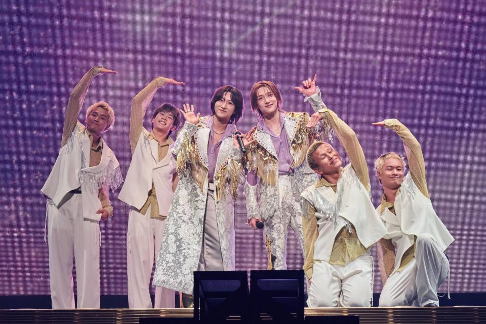 ライブを行うＲＯＩＲＯＭの本多大夢（中央左）と浜川路己（同右）