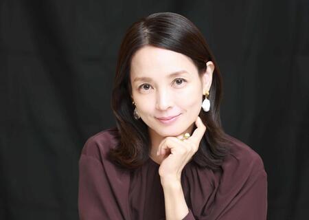 優しくほほ笑む国仲涼子（撮影・石井剣太郎）