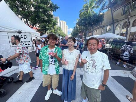 「モヤモヤさまぁ～ず２」でハワイを散策するさまぁ～ずと齋藤陽アナウンサー（©テレビ東京）