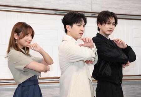 ポーズを決める（左から）桃月なしこ、吉田仁人、池田彪馬（撮影・佐々木彰尚）