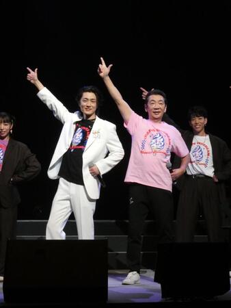 ポーズを決めて撮影に応じる（左から）真田ナオキ、宮根誠司