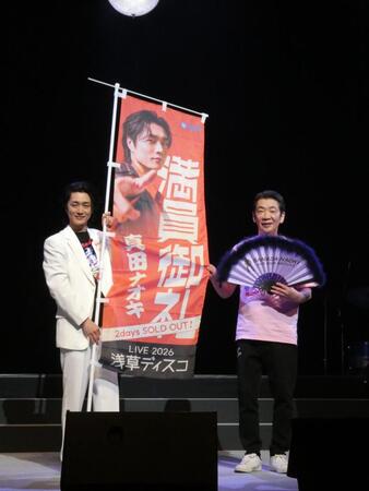 撮影に応じる（左から）真田ナオキ、宮根誠司