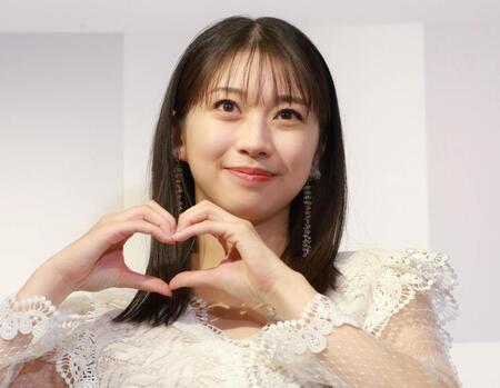 ポーズをとる牧野真莉愛（撮影・石井剣太郎）