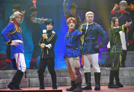 熱演する（左から）寿里、植田圭輔、長江崚行、上田悠介、杉江大志、高本学（撮影・出月俊成）