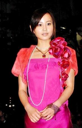 「ＡＬＷＡＹＳ　三丁目の夕日」でレッドカーペットを歩く堀北真希さん＝２００５年