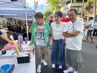 「モヤモヤさまぁ～ず２」でハワイを散策するさまぁ～ずと齋藤陽アナウンサー（©テレビ東京）