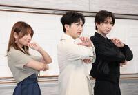 ポーズを決める（左から）桃月なしこ、吉田仁人、池田彪馬（撮影・佐々木彰尚）