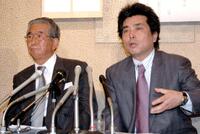 記者会見で芥川賞選考経過を説明する石原慎太郎さん（左）と村上龍さん＝２００７年
