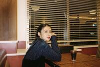 鳴海唯卓上カレンダー「ＮＡＲＵＭＩ　ＹＵＩ　２０２７　ＣＡＬＥＮＤＡＲ　“ＩＤＥＮＴＩＴＹ”」のカット（ｐｈｏｔｏ　ｂｙ唐田えりか）