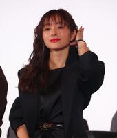 舞台あいさつに登壇した石原さとみ＝７日