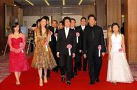 「ＡＬＷＡＹＳ　三丁目の夕日」で日本アカデミー賞会場に入場する堀北真希さん（左）＝２００６年