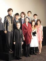 「ＡＬＷＡＹＳ　三丁目の夕日‘６４」舞台挨拶に登壇した堀北真希さん（前列右）＝２０１１年