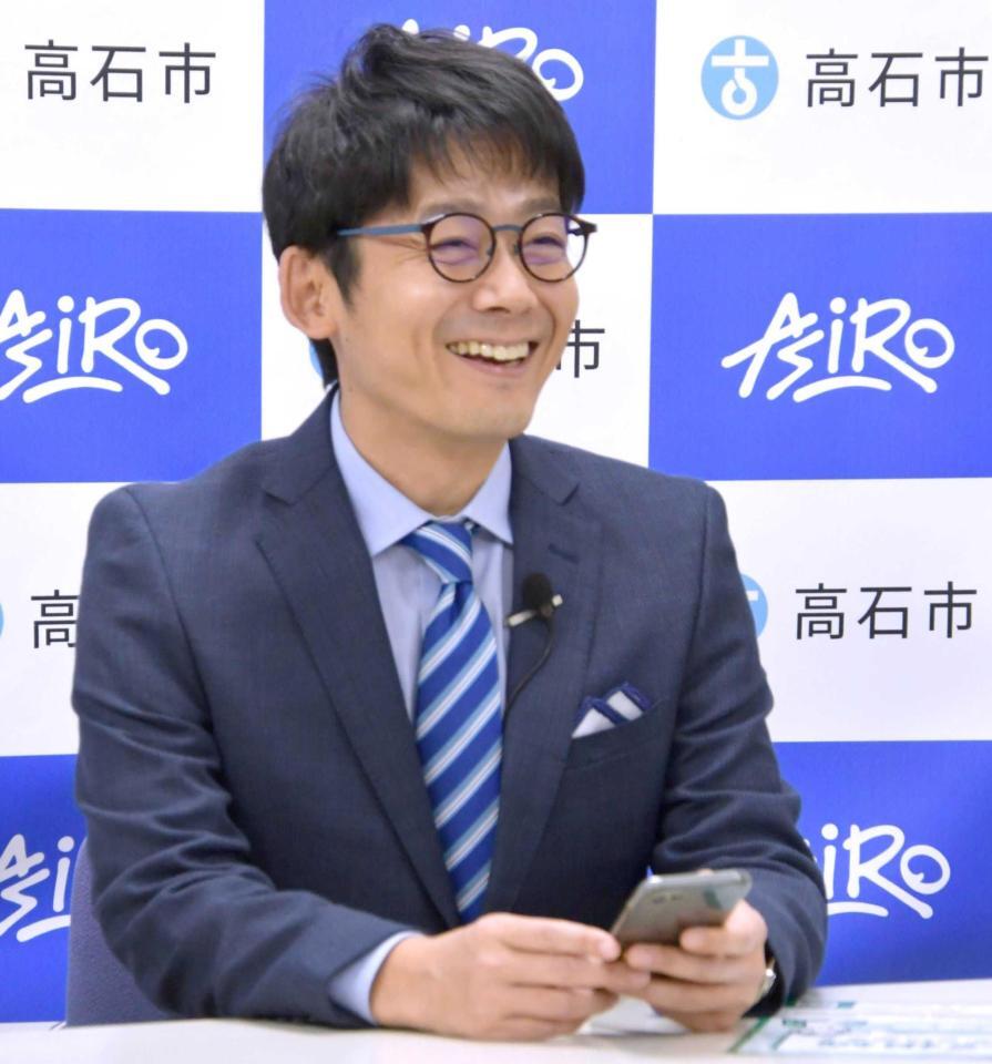 笑顔を見せる菅広文