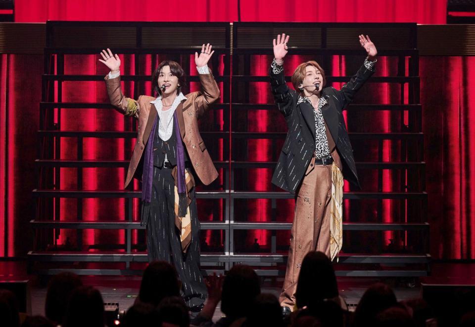 ライブを行うＲＯＩＲＯＭの本多大夢（左）と浜川路己