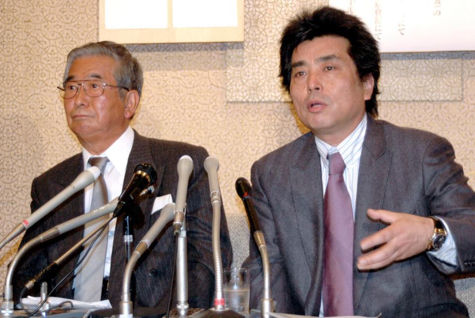 記者会見で芥川賞選考経過を説明する石原慎太郎さん（左）と村上龍さん＝２００７年