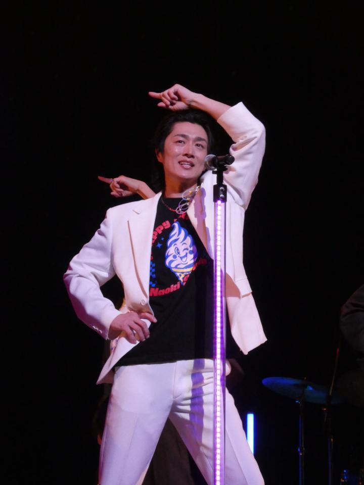 ダンスを披露する真田ナオキ