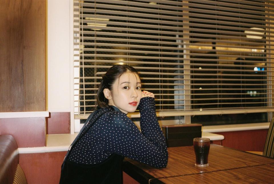 鳴海唯卓上カレンダー「ＮＡＲＵＭＩ　ＹＵＩ　２０２７　ＣＡＬＥＮＤＡＲ　“ＩＤＥＮＴＩＴＹ”」のカット（ｐｈｏｔｏ　ｂｙ唐田えりか）