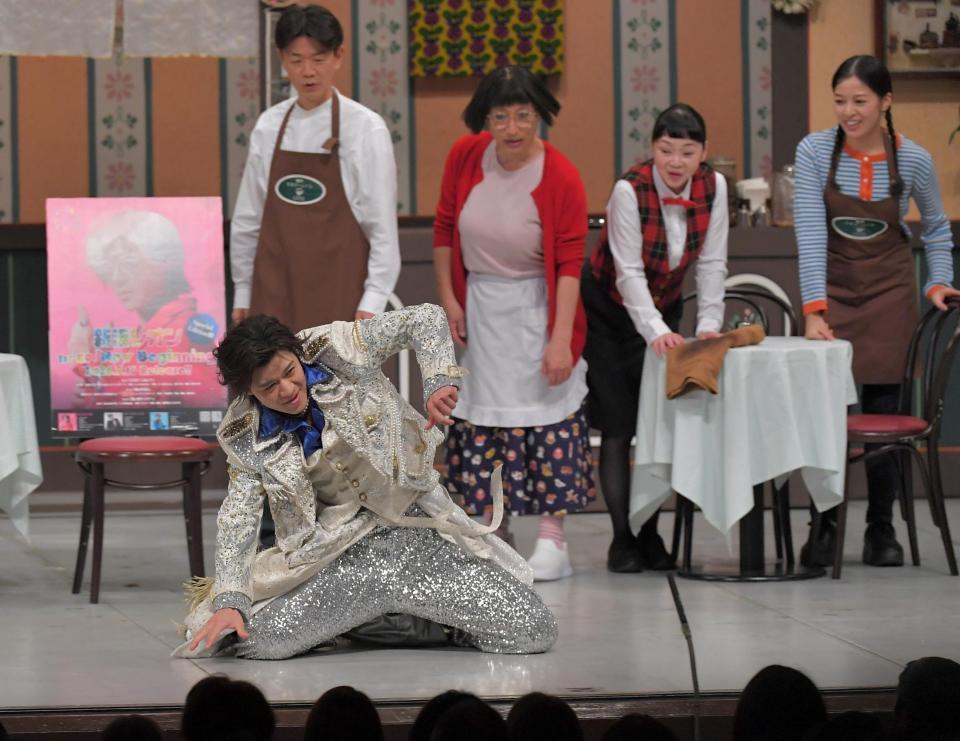 吉本新喜劇にサプライズ出演をし、ひざスライディングを披露する新浜レオン（撮影・出月俊成）