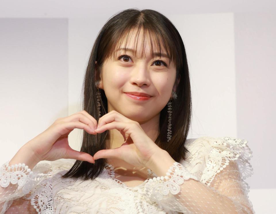 ポーズをとる牧野真莉愛（撮影・石井剣太郎）