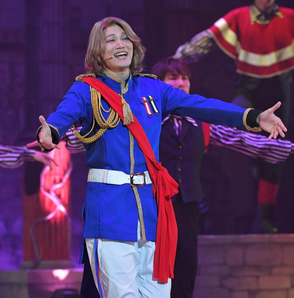 フランス役を熱演する寿里（撮影・出月俊成）
