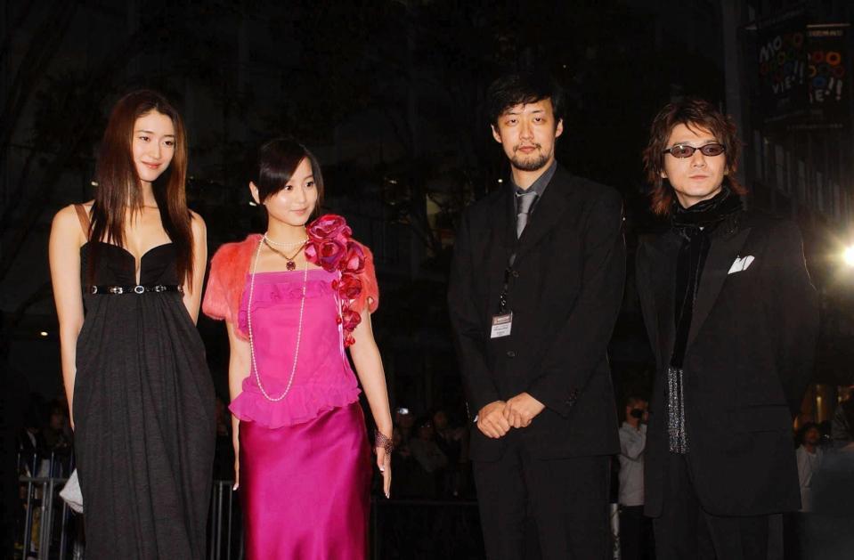 「ＡＬＷＡＹＳ　三丁目の夕日」でレッドカーペットを歩く堀北真希さん（左から２人目）＝２００５年