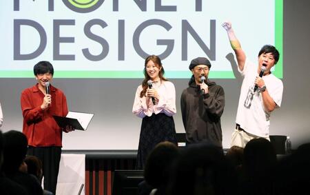 笑顔でトークするパンサーの（左から）向井慧（一人おいて）菅良太郎、尾形貴弘。左から二人目は稲村亜美（撮影・石井剣太郎）