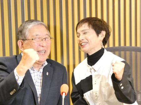 取材に応じた徳光和夫（左）、高田みづえさん