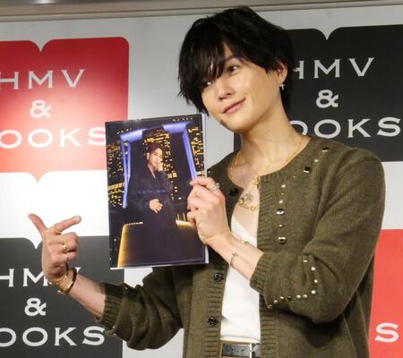 写真集をアピールする八木勇征