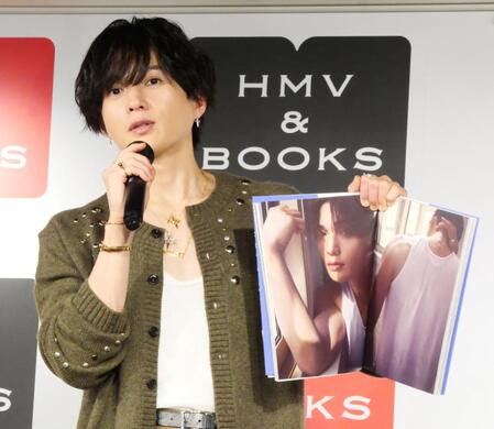 お気に入りカット（右）を紹介する八木勇征＝東京・ＨＭＶ＆ＢＯＯＫＳ　ＳＨＩＢＵＹＡ