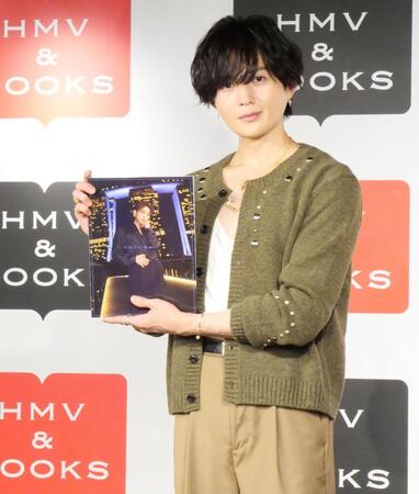 写真集をアピールする八木勇征