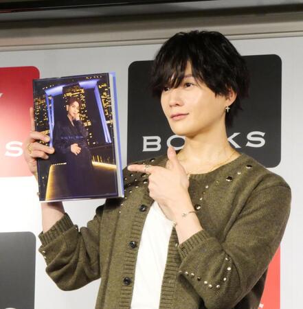 写真集をアピールする八木勇征
