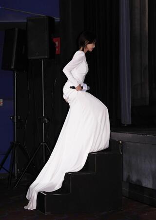 白いドレスで登壇する安斉星来＝東京・ＴＯＨＯシネマズ日比谷（撮影・佐々木彰尚）