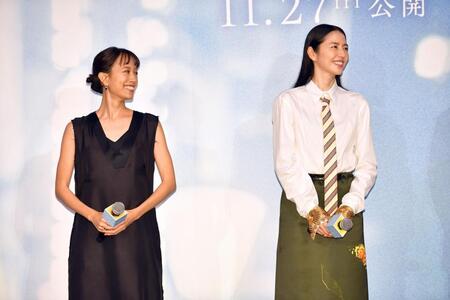 笑顔を見せる（左から）石橋静河、長澤まさみ