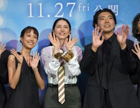 笑顔で手を振る（左から）石橋静河、長澤まさみ、柄本佑