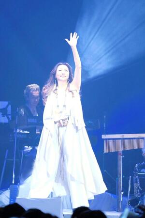 ライブツアーの東京公演を行った杏里