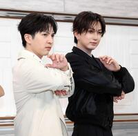 　ポーズを決める吉田仁人（左）と池田彪馬（撮影・佐々木彰尚）