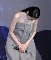 一礼する長澤まさみ＝東京・ＴＯＨＯシネマズ日比谷（撮影・棚橋慶太）