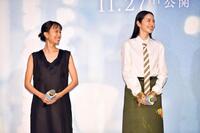 笑顔を見せる（左から）石橋静河、長澤まさみ