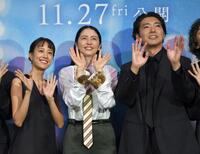 笑顔で手を振る（左から）石橋静河、長澤まさみ、柄本佑