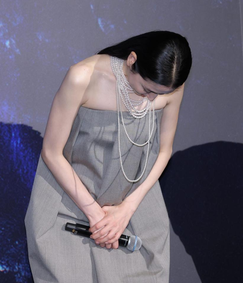 一礼する長澤まさみ＝東京・ＴＯＨＯシネマズ日比谷（撮影・棚橋慶太）