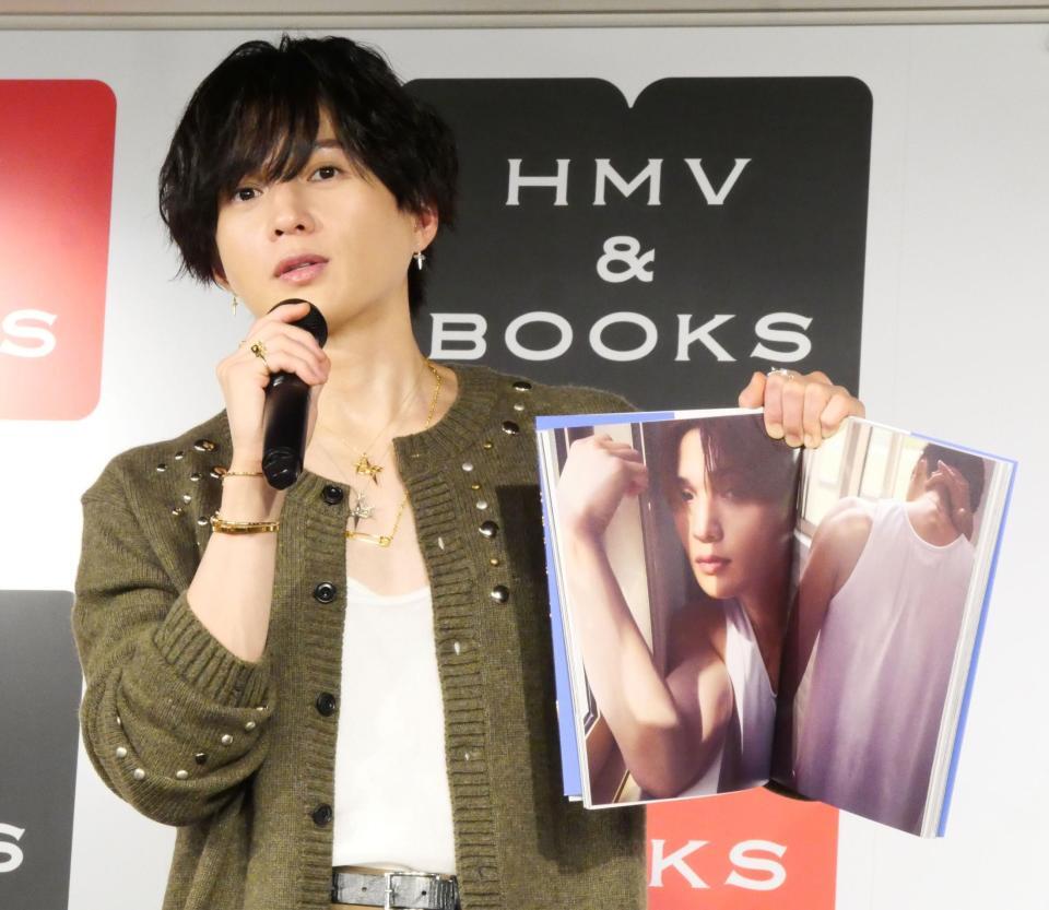 お気に入りカット（右）を紹介する八木勇征＝東京・ＨＭＶ＆ＢＯＯＫＳ　ＳＨＩＢＵＹＡ