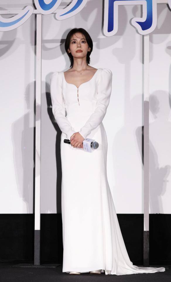 白いドレスで登場した安斉星来＝東京・ＴＯＨＯシネマズ日比谷（撮影・佐々木彰尚）