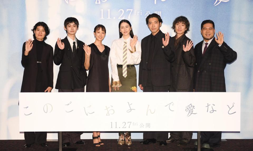 撮影に応じる（左から）広瀬奈々子監督、のせりん、石橋静河、長澤まさみ、柄本佑、落合モトキ、松井ケムリ
