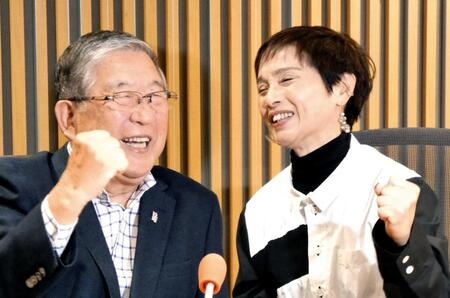 放送後に取材に応じた徳光和夫（左）、高田みづえさん　